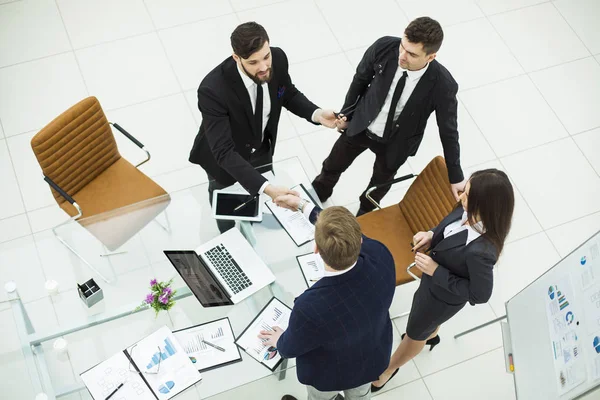 Apretón de manos de los socios antes de la presentación de un nuevo proyecto — Foto de Stock