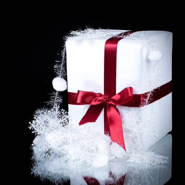 Noel hediyeli bir kutu ve siyah bir Noel süslemesi. — Stok fotoğraf
