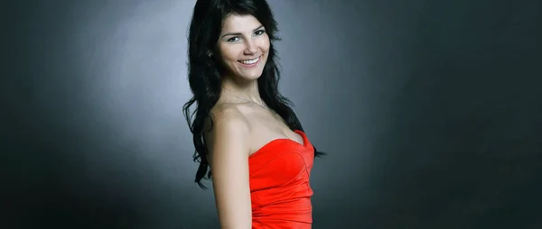 Lado view.beautiful mujer joven en un vestido rojo. aislado en bla — Foto de Stock