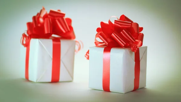 Dos caja de regalo blanca con cinta roja .isolated en blanco —  Fotos de Stock