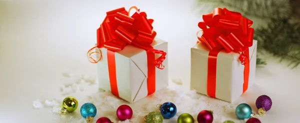 Due scatole bianche con nastri rossi sullo sfondo di Natale. — Foto Stock