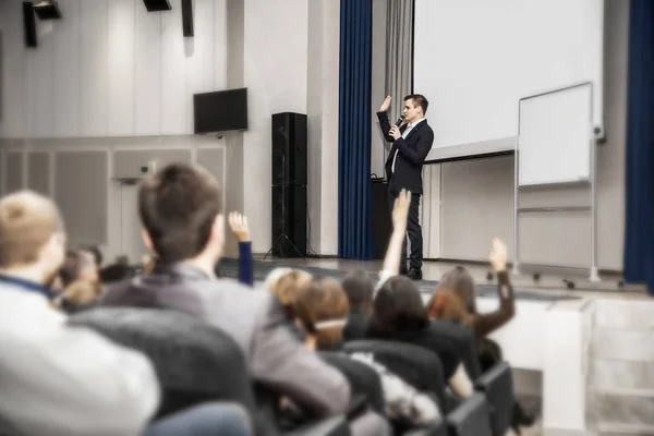 Orador habla en una conferencia de negocios frente a empresarios y periodistas — Foto de Stock