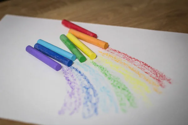 Kinder Buntstifte zum Zeichnen. Isoliert auf weißem Hintergrund — Stockfoto