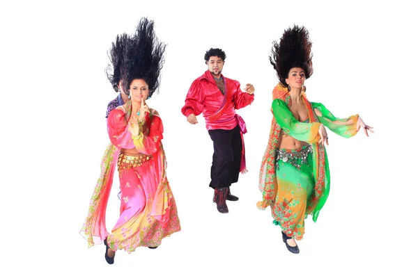 Compañía de danza profesional de gitanos en vestido tradicional realiza danza folclórica —  Fotos de Stock