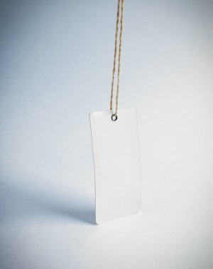 Beyaz bir arka plan üzerinde boş karton etiket.