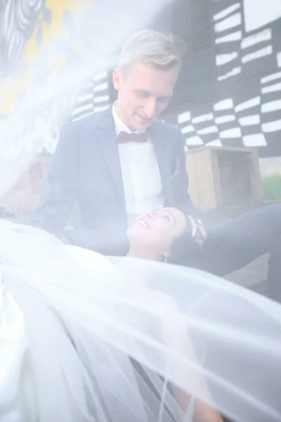 幸せな花嫁の背景画像と groom.outdoors — ストック写真