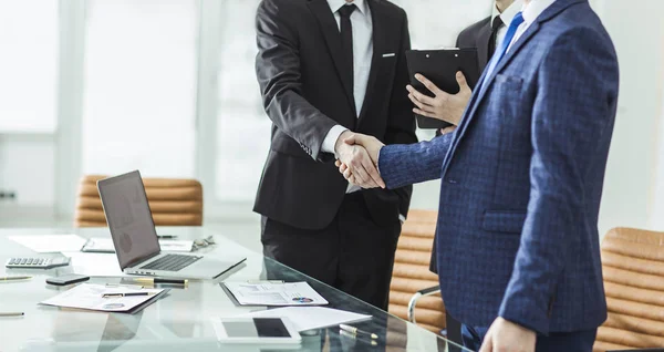 Handshake Manager e cliente em um escritório moderno . — Fotografia de Stock