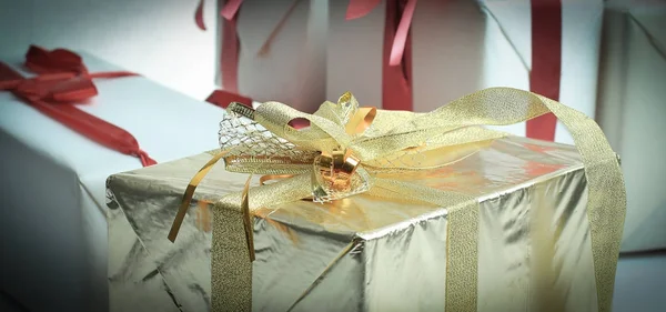 Primer plano. elegantes cajas con regalos.aislado en blanco — Foto de Stock