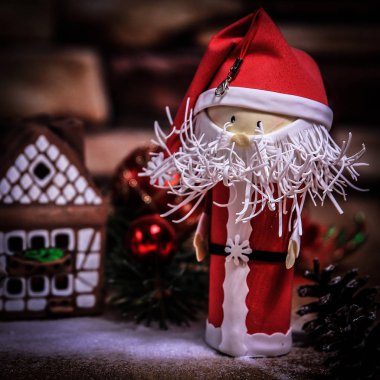 Noel hediyesi, zencefilli kurabiye evi, oyuncak Noel Baba..