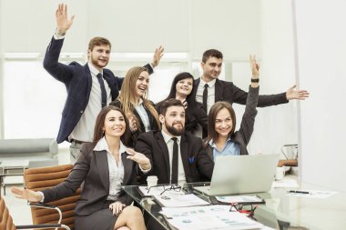 iş takım kendi elleriyle yukarı ve karar yakınındaki masaüstüne için oylama