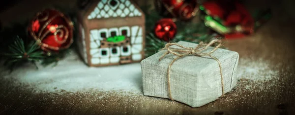 Prezent świąteczny na tle domku z piernika — Zdjęcie stockowe