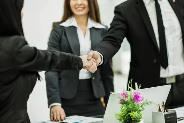 Handshake úspěšné obchodní partnery na pracovišti v o — Stock fotografie