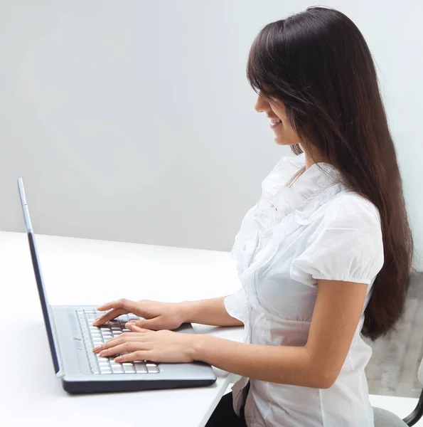 Close-up. vrouw werknemer die werkt op de laptop. — Stockfoto