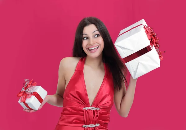 Mujer hermosa entusiasta con sus regalos mirando espacio de copia — Foto de Stock