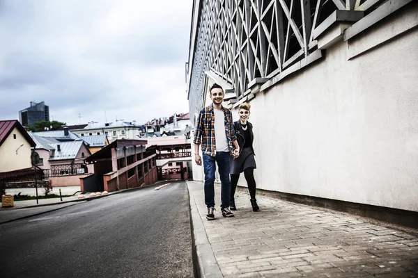 近代的な都市の通りを歩きながらの愛のカップル. — ストック写真