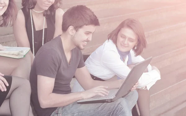 Grupy uczniów, przygotowanie do testów przy użyciu laptopa — Zdjęcie stockowe