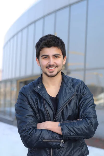 Portret van stijlvolle moderne jonge mannen op de achtergrond van de stad — Stockfoto