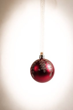 Kırmızı noel topu beyaz arka planda izole edilmiş.