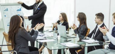 iş takım yöneticisi Finans iş yerinde yeni proje sunumu için alkış