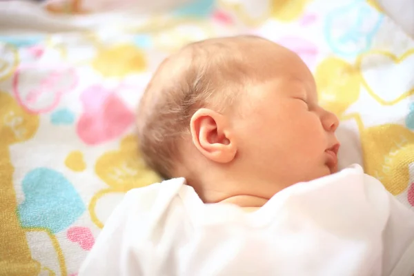 Schattige pasgeboren baby rustig slapen in een babybedje — Stockfoto