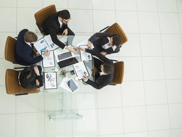 Equipo de negocios y socios comerciales confiables se extienden las manos unos a otros para un apretón de manos después del debate sobre el nuevo contrato de finanzas — Foto de Stock