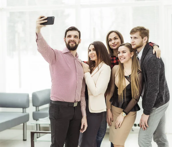 profesyonel iş takım office penceresinde yakınındaki selfie dururken yapma