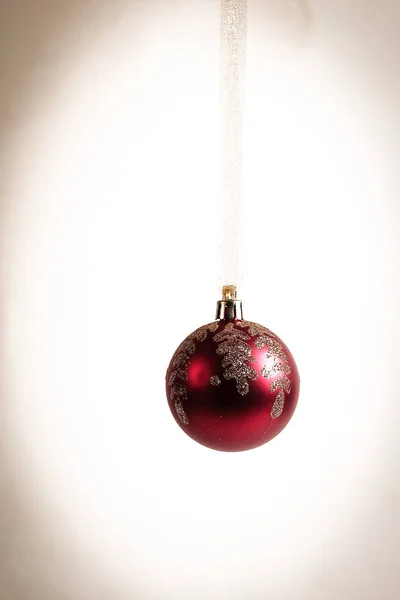 Rode kerstbal geïsoleerd op een witte achtergrond — Stockfoto