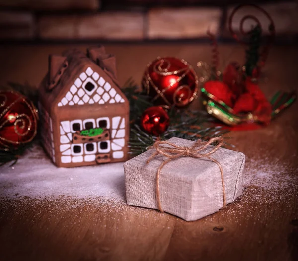 ジンジャーブレッドハウスの背景にクリスマスプレゼント — ストック写真