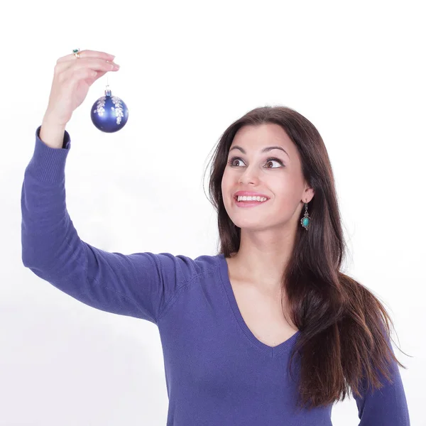 Bela jovem segurando uma bola de Natal azul . — Fotografia de Stock