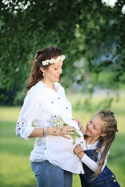 教育 - 妊娠中の母親と彼女の小さな娘の概念 — ストック写真