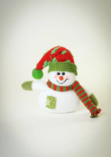 Juguete divertido muñeco de nieve .isolated sobre fondo blanco —  Fotos de Stock