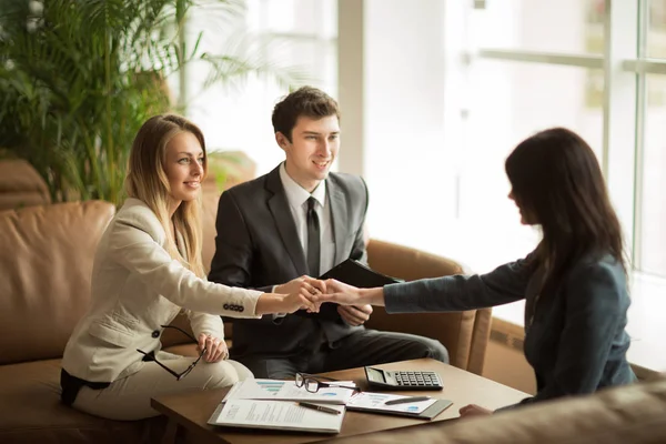Handslag för affärspartners efter att ha diskuterat ett nytt finansiellt kontrakt — Stockfoto