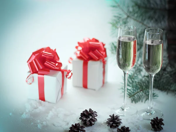 圣诞期间两杯香槟和圣诞礼物 — 图库照片