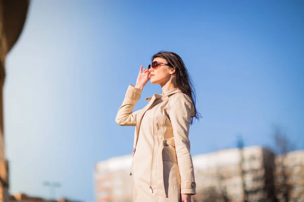 Портрет уверенной деловой женщины на фоне голубого неба в городе — стоковое фото