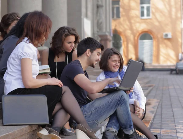 Grupo de colegas estudantes com livros e laptop — Fotografia de Stock