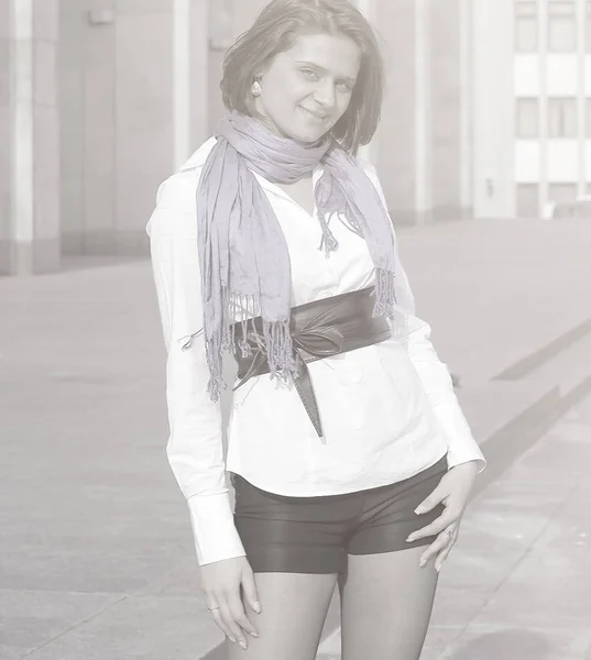 Современная деловая женщина, стоящая возле офисного здания. Черно-белое фото в стиле ретро . — стоковое фото