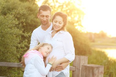 mutlu ve samimi aile stok yenileme için bekliyor