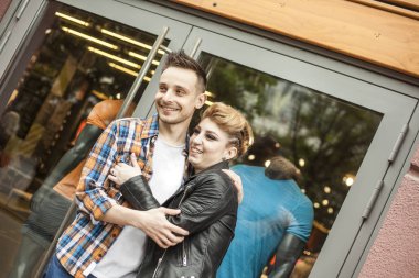 mutlu sevgi dolu çift birbirlerine sarılma bir buluşma için