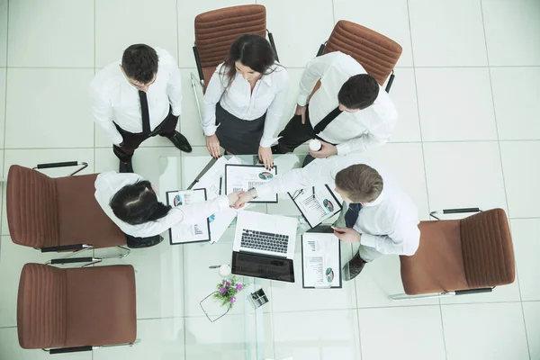 :成功的商业团队握手后在会议室里的金融合同订立新的业务伙伴 — 图库照片