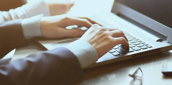 Business- und Bürokonzept - Nahaufnahme des Businessteams mit Dateien und Laptop im Büro — Stockfoto