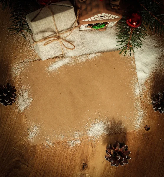 クリスマスプレゼントとお祝いの空のシート — ストック写真