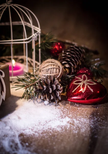 Elegante composizione natalizia su sfondo in legno — Foto Stock