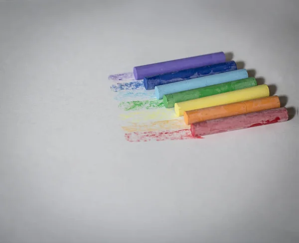 Crayons ulticolores pour dessiner.isolés sur un fond blanc — Photo