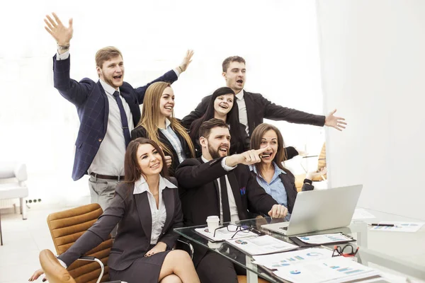 Concepto de éxito empresarial: animar al equipo empresarial en el lugar de trabajo en la oficina — Foto de Stock