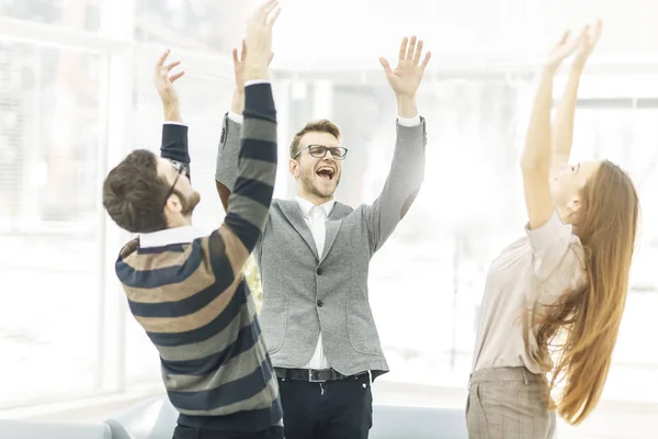 Concept van de overwinning - het team van de jubelende business opstaan in een cirkel, handen verheugen succes. Stockafbeelding