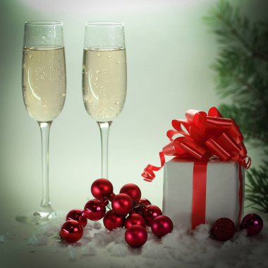 Şampanyalı iki bardak ve Noel 'de hediyeli kutular.