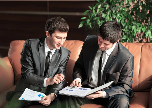 Image de deux jeunes hommes d'affaires discutant du projet lors d'une réunion — Photo