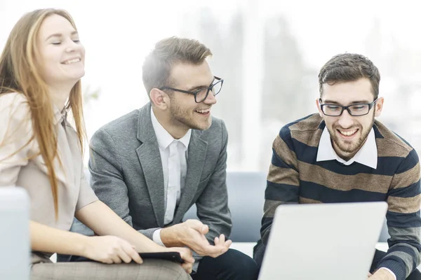 Equipe de negócios bem sucedida com laptop no local de trabalho discutir questões de trabalho . — Fotografia de Stock