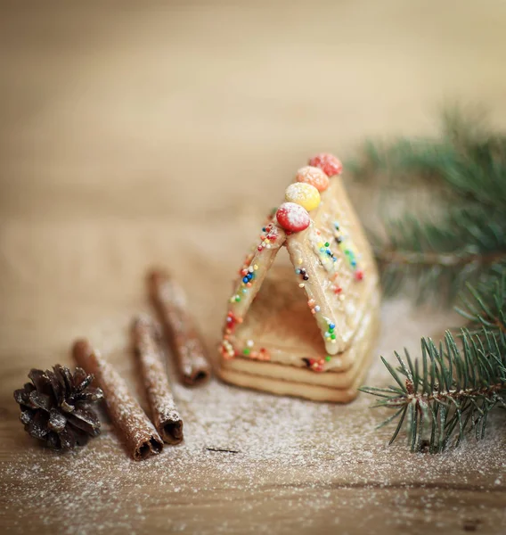 Kaneelstokjes en koekjes aan de kersttafel — Stockfoto