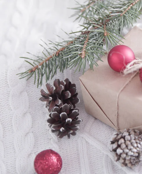 Caixa de presente e árvore de Natal ramo e decorações em branco — Fotografia de Stock